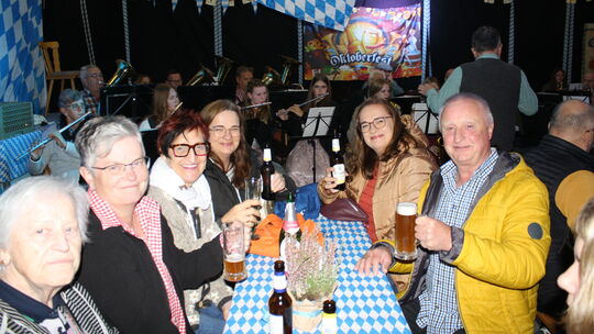 "Ein Prosit der Gemütlichkeit!" Der Förderverein der Freiwilligen Feuerwehr Zettingen hatte zu einem Oktoberfest in die Blaulich