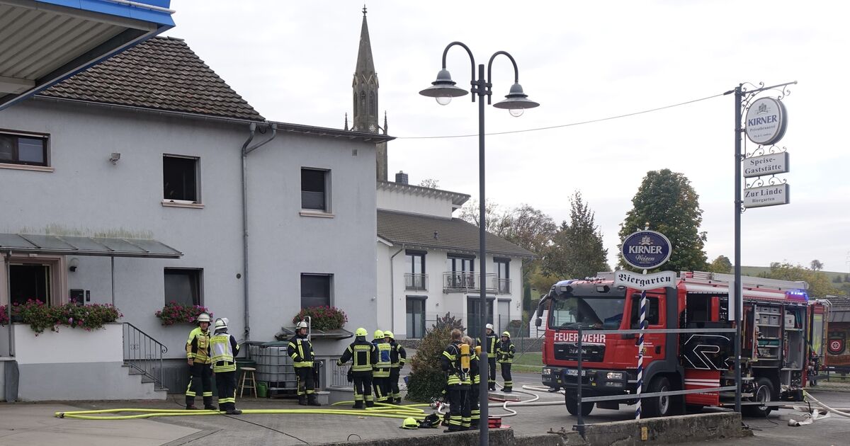 Firefighting operation in Waldböckelheim: Burning material is brought ...