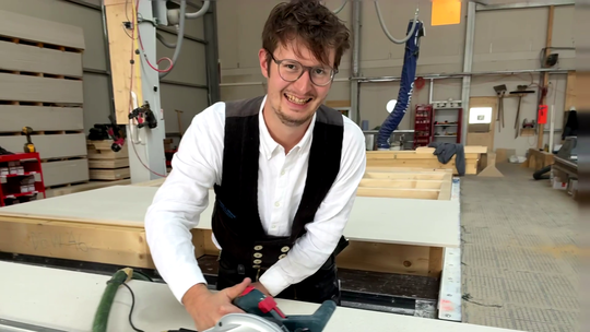 Spaß bei der Arbeit muss sein: In der Werk- und Produktionshalle seines Betriebs in Simmern bearbeitet Tobias Schreiner an der K