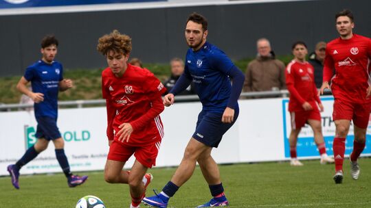 Leon Gäb (am Ball) avancierte mit zwei Toren zum Matchwinner für den SV Laubach II im COC-Duell gegen den SV Ulmen. Laubach II g