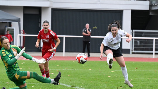 Mit dem Tor zum 1:0 von Ann-Kathrin Goltermann (rechts, Archivfoto) begann der Siegeszug des SC 13 Bad Neuenahr beim 1. FFC Nied
