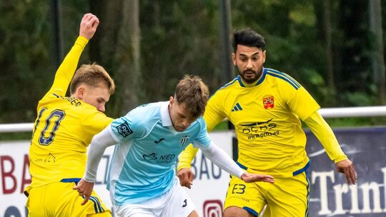 Fabio Schopp (blaues Trikot, am Ball) setzte sich nur allzu oft im direkten Duell gegen den TuS Kirchberg (hier mit Louis Wilki