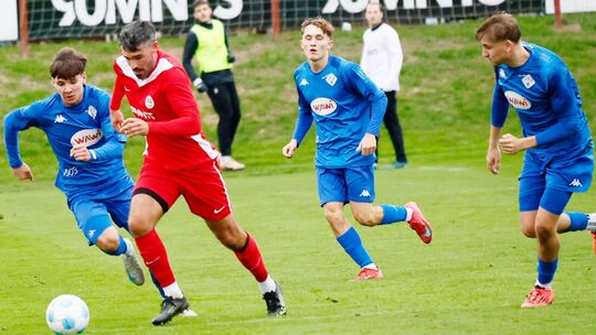 Nimmt es gleich mit drei Pirmasenser Youngstern auf: Sascha Mockenhaupt, Routinier der SG Hüffelsheim, gehört beim 2:0-Sieg zu d