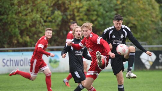 Der SV Mittelreidenbach (in rot) war beim SV Göttschied die klar bessere Mannschaft und gewann auch in der Höhe verdient mit 6:0 Der SV Mittelreidenbach (in rot) war beim SV Göttschied die klar bessere Mannschaft und gewann auch in der Höhe verdient mit 6:0