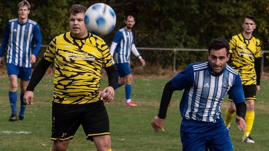 Immer den Ball im Visier: Patrick Krumbiegel (blaues Trikot) und der FC Bavaria Ebernburg bezwangen die SG Odenbach/Ginsweiler/C