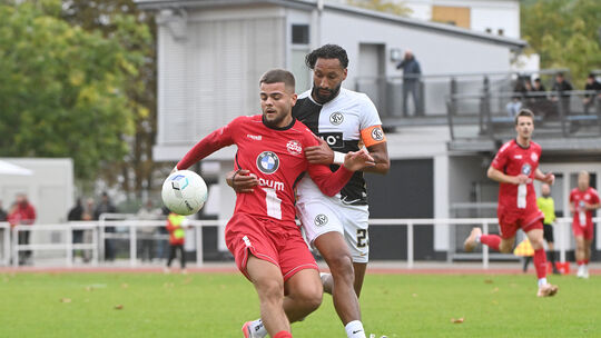 Redon Thaqi (rotes Trikot) hatte kurz vor der Pause das 1:1 für seinen Ahrweiler BC auf dem Fuß. Sein Elfmeter segelte aber deut
