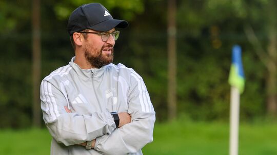 Enes Özbek musste nach der Pause starke Nerven beweisen, am Ende durfte der Trainer des SV Windhagen aber erleichtert aufatmen.