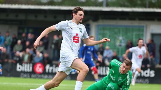 Mülheim-Kärlich Martin Jacobs (in Weiß) traf doppelt gegen Laubach um Keeper Jan Eckerskorn beim 6:2.