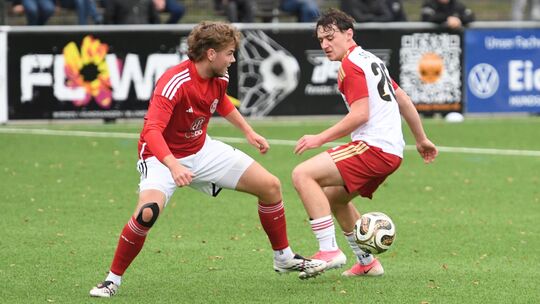 Benedikt Kaiser (rechts), der hier gegen Horressens Enrico Kämpflein das Nachsehen hat, avancierte in der 48. Minute zu Matchwin
