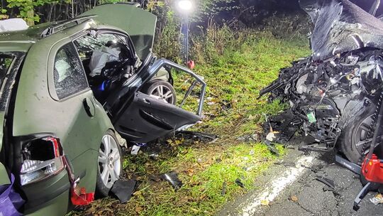 Die Zerstörungen an beiden Fahrzeugen lassen die Wucht des Aufpralls erahnen.