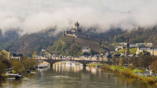 Blick auf Cochem mit der Reichsburg: Auch in dieser Saison war die imposante Burg wieder Besuchermagnet im Ferienland Cochem. Blick auf Cochem mit der Reichsburg: Auch in dieser Saison war die imposante Burg wieder Besuchermagnet im Ferienland Cochem.