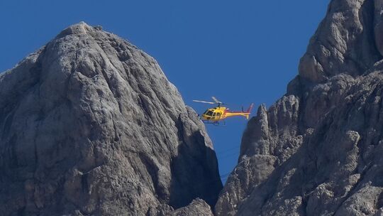Hubschrauber in italienischen Alpen Hubschrauber in italienischen Alpen