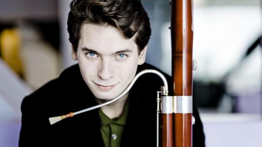 Der 1994 in Koblenz-Niederberg geborene Theo Plath ist seit 2019 Solo-Fagottist im hr-Sinfonieorchester und seit 2024 Professor