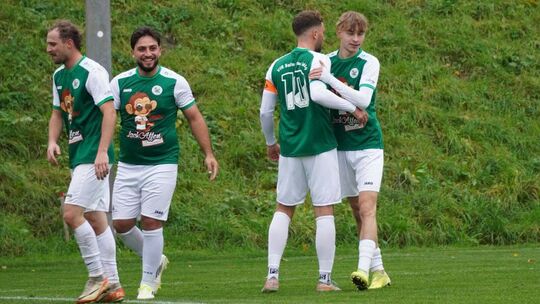 Jubel beim VfR Bad Salzig: Durch ein 3:1 im Derby gegen den SC Weiler II hat das Team von Mike Biller den ersten Platz in der C Jubel beim VfR Bad Salzig: Durch ein 3:1 im Derby gegen den SC Weiler II hat das Team von Mike Biller den ersten Platz in der C