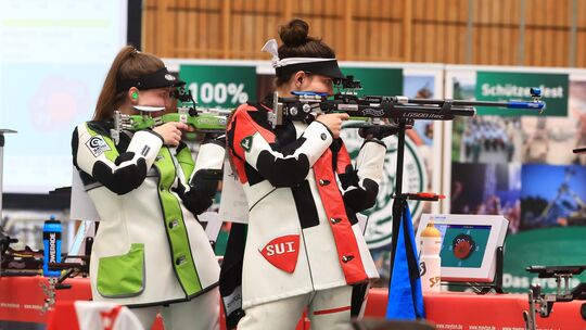 Während sich Wissens Franziska Stahl (links) im Januar 2025 noch im Stechen gegen die Dreistellungskampf-Olympiasiegerin Chiara