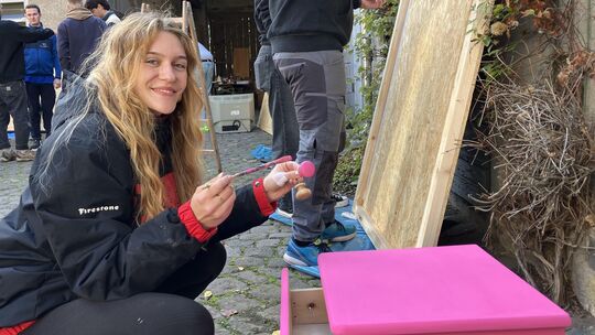 Katharina Hommes packt beim Bautag für Maifeld Live mit an. Hier wird nicht nur viel selbst gebaut und zusammengebastelt, sonder Katharina Hommes packt beim Bautag für Maifeld Live mit an. Hier wird nicht nur viel selbst gebaut und zusammengebastelt, sonder