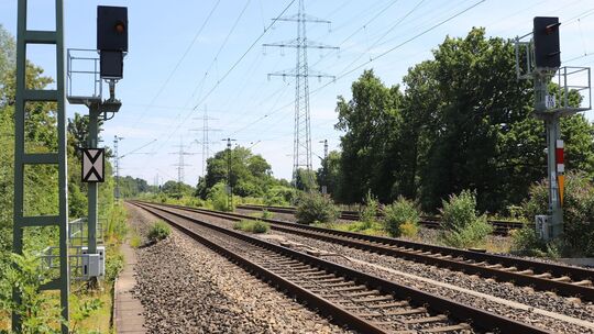 Wichtige Bahnstrecke zwischen Köln und Düsseldorf gesperrt Wichtige Bahnstrecke zwischen Köln und Düsseldorf gesperrt