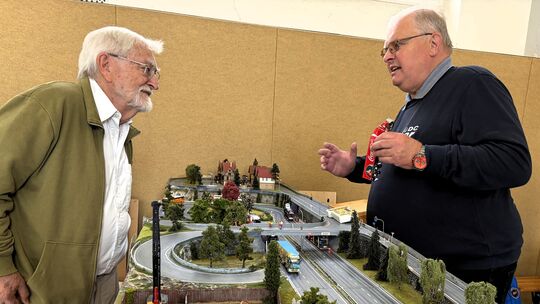 Richter Manfred Kunert (links) holt sich als Modelleisenbahner Rat bei DC-Car-Spezialist Martin Mogl.
