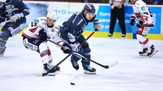 Bis zum 1:3 seien Robin Erkinjuntti (vorne in Blau) und der EHC Neuwied „absolut im Spiel“ gewesen, wie es EHC-Trainer Jeffrey v Bis zum 1:3 seien Robin Erkinjuntti (vorne in Blau) und der EHC Neuwied „absolut im Spiel“ gewesen, wie es EHC-Trainer Jeffrey v
