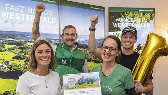 Mit der Übergabe der Urkunde und des Preises am Globetrotter-Wandertag ist der Titel „Deutschlands schönster Wanderweg 2026“ in