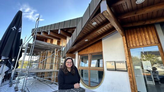 Auch an der Fassade der Montabaurer Tennishalle wird gearbeitet: Inhaberin Isabel Piwowarsky passt das Äußere dabei der Farbgebu