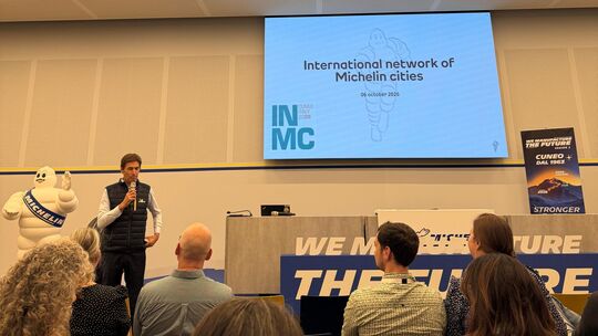 Der Direktor des Michelin-Werks Cuneo, Simone Rossi, bei der Präsentation vor der Werksbesichtigung. Die INMC-Konferenz findet a