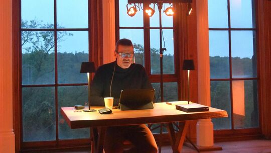 Jürgen Fritsche las im Schloss Schaumburg aus Werken der Weltliteratur vor. Das Ambiente des Schlosses mit der einsetzenden Dunk
