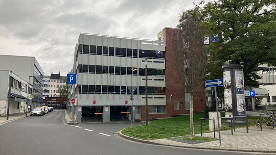 Am Parkhaus am Altlöhrtor hat es am Samstagabend Auseinandersetzungen zwischen mehreren jungen Leuten gegeben. Dabei wurde ein 1