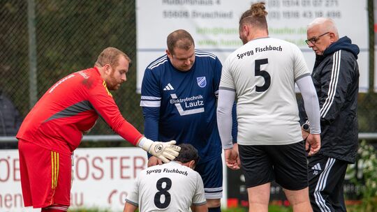 Michael „Gerdi“ Gerhardt (in blau) war Spieler des Tages der Spvgg Wildenburg II. Hier kümmert sich der „Dreierpacker“ um den Fi Michael „Gerdi“ Gerhardt (in blau) war Spieler des Tages der Spvgg Wildenburg II. Hier kümmert sich der „Dreierpacker“ um den Fi