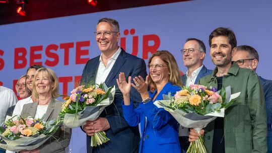 Wegen des Wechsels von Alexander Schweitzer (Bildmitte) nach Berlin benötigt die SPD-Landtagsfraktion einen neuen Vorsitzenden o