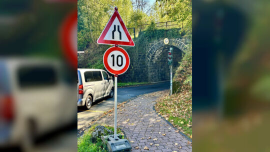 Wird nicht mehr repariert: die defekte Ampel an der Unterführung zum Wohngebiet Leyen in Daun.