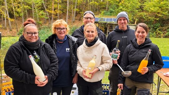 Mit Herz und guter Laune: Das Helferteam sorgte mit selbst gemachten Getränken und regionalen Köstlichkeiten für eine willkommen