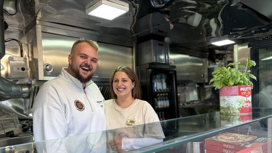 Nenad Drechsler und Mirseta Rama bereiten im Food-Trailer Pizza und Burger zu. Nenad Drechsler und Mirseta Rama bereiten im Food-Trailer Pizza und Burger zu.
