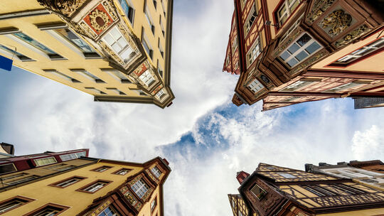 An der Kreuzung der Vier Türme geht der Blick von Einheimischen und Besuchern gern nach oben gen Himmel. Die Koblenzer Altstadt