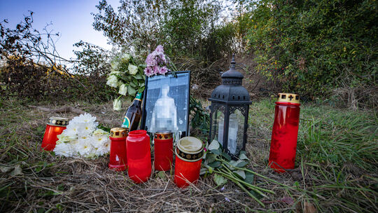 An der Unfallstelle an der Anschlussstelle Diez/Nentershausen erinnert unter anderem ein Foto des 19-Jährigen, der in einem Cupr