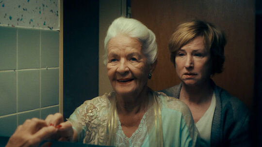 Befinden sich im Film in einer komplizierten Mutter-Tochter-Beziehung: Hildegard Schmahl (links) und Corinna Harfouch.