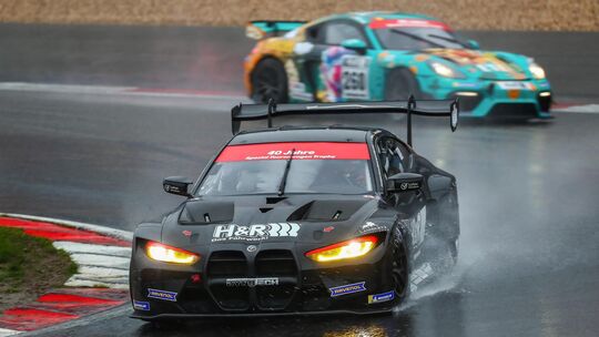 War es am Mittag beim ersten Rennen des STT-Finales auf dem Nürburgring noch trocken, musste Jürgen Alzen im zweiten Renndurchga