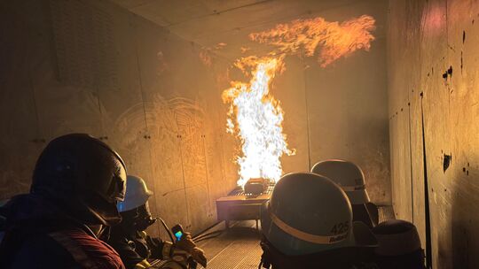 Heißbrandausbildung in Zweibrücken: Zwölf Atemschutzgeräteträger und vier ihrer Ausbilder der Feuerwehr Idar-Oberstein stellten