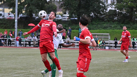 Nils Meyer (am Ball) und der SV Kripp haben erst am vergangenen Wochenende die Tabellenspitze in der Kreisliga B 7 übernommen –