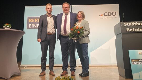 Der CDU-Kreisvorsitzende Matthias Reuber (links) gehörte zu den ersten Gratulanten. Tobias Gerhardus (neben ihm seine Ehefrau Ma