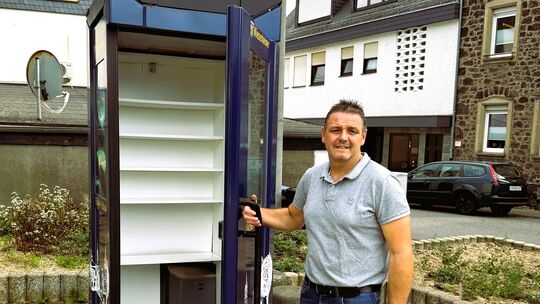 Ortsvorsteher Stefan Kneib ärgert sich darüber, dass der Miesenheimer Bücherschrank mehrfach von Unbekannten komplett ausgeräumt