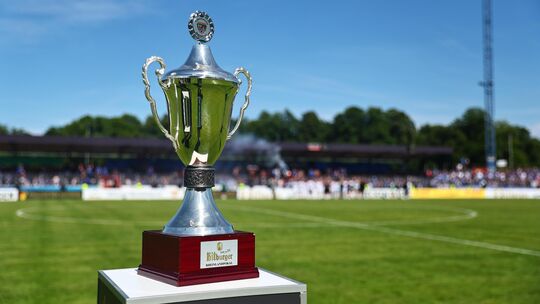 Wer darf Ende Mai den begehrten Pokal in die Höhe recken? Am Donnerstagabend jedenfalls erfahren die 16 Teams, die noch im Renne