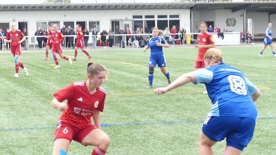 Urbars Sina Jarski (links) versucht, die Riegelsbergerin Anne Reinhard aufzuhalten. Bis zum Spielabbruch war der FCU gegen die S
