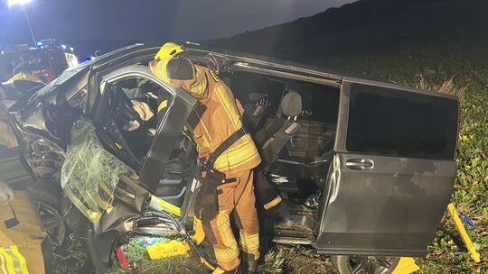 Einsatzkräfte befreien eingeschlossenen Fahrer nach Frontalzusammenstoß bei Feilbingert.