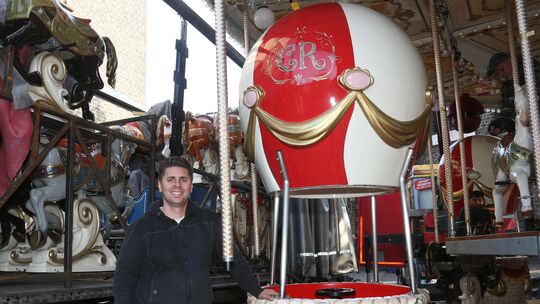 Besitzer Marvin Issel und seine Mitarbeiter benötigen jeweils zwei Tage um das Fahrgeschäft Caroussel Royal auf dem Mayener Luka