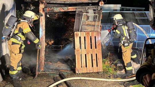 Unter Atemschutz löschten die Einsatzkräfte den Schuppenbrand und verhinderten ein Übergreifen der Flammen auf das Wohnhaus.
