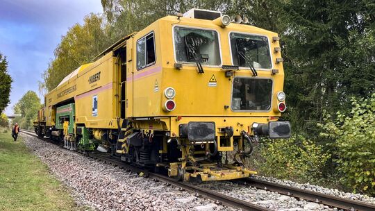 Die Stopfmaschine ist ein eindrucksvoller Koloss, der den aufgebrachten Schotter Abschnitt für Abschnitt verdichtet.