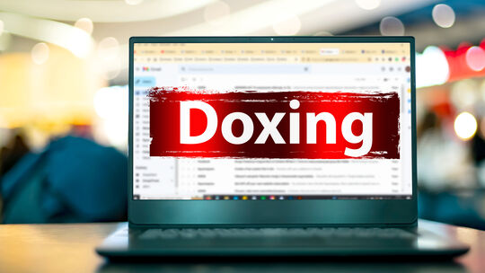 Unter „Doxing“ versteht man eine bestimmte Form von Cybermobbing, bei der persönliche Informationen über Personen gesammelt und