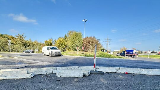 Der Kreisverkehr im Bereich des Autohofs Mogendorf weist bereits erkennbare Schäden auf. Angesichts der sehr hohen Verkehrsbelas