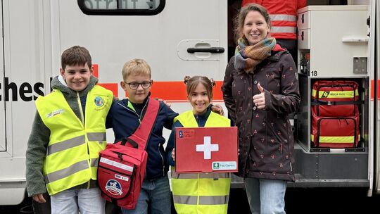 Sie sind bereit für den Einsatz (von links): Julius, Leo und Ida. Schulleiterin Nicola Mäurer freut sich über das Engagement der